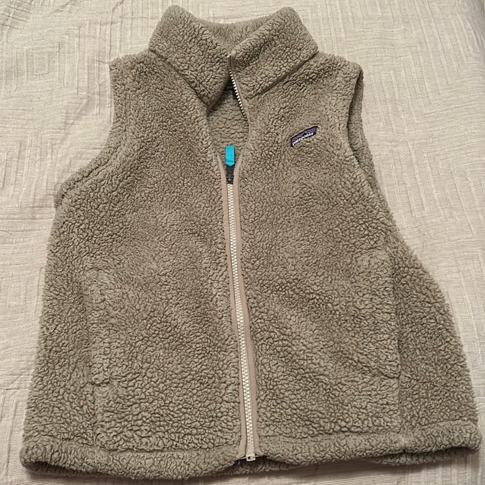 Patagonia sherpa vest. Girls size 12.